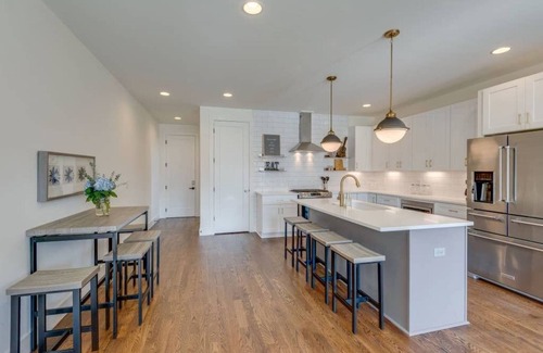 Nashville House | One Mile to Broadway/2 Rooftop Decks/9 Beds