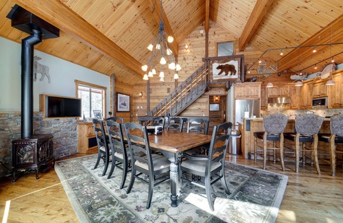 Truckee House | 'One Moose Lodge' w/Hot Tub in Tahoe Donner