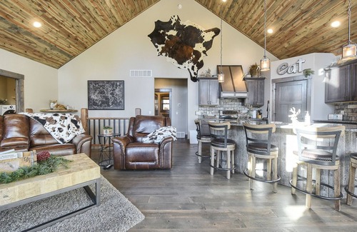 Deadwood Cabin | One-Of-A-Kind Beautiful Cabin on 17 Acres w/Custom Bar, Hot Tub 3200 Sq. Ft.