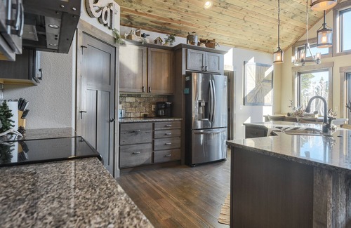Deadwood Cabin | One-Of-A-Kind Beautiful Cabin on 17 Acres w/Custom Bar, Hot Tub 3200 Sq. Ft.