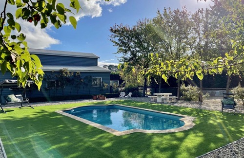 Tyabb Cottage | One of a kind - FarmStay 'Maple Cottage' on Melbournes' Mornington Peninsula