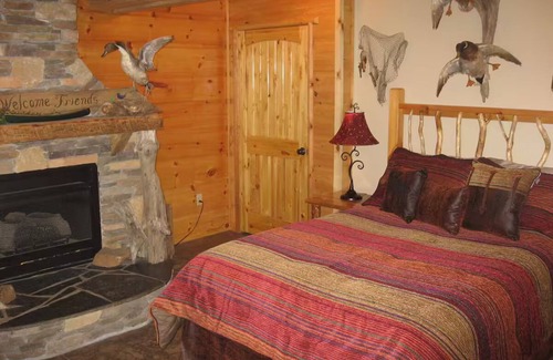 Butler Cabin | ONE OF A KIND LUXURY LAKESIDE TREE HOUSEPontoon, Ski, Hike, Rejuvenate