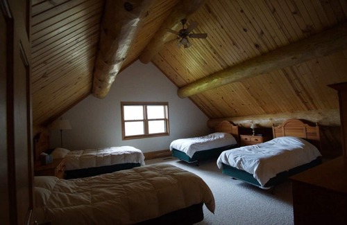 Pickerel Cabin | One of a Kind North Woods Lake Lodge