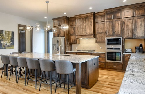Deadwood Cabin | One-Of-A-Kind Perfection! w/Bathroom for All Bedrooms, Arcade games & More!