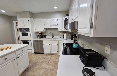 Ellendale House | One-of-a-Kind Vast Colonial Estate in Germantown- 8 King Beds