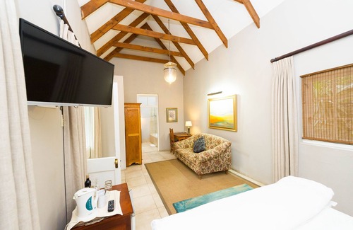 Brooklyn House | One of our top Picks in Pretoria - Lovely Spacious Room With Breakfast