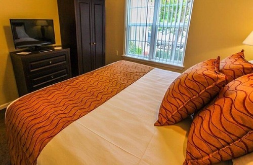 Branson Resort | One Queen B/R Suite adjacent Thousand Hills Golf near Theater Strip (center)
