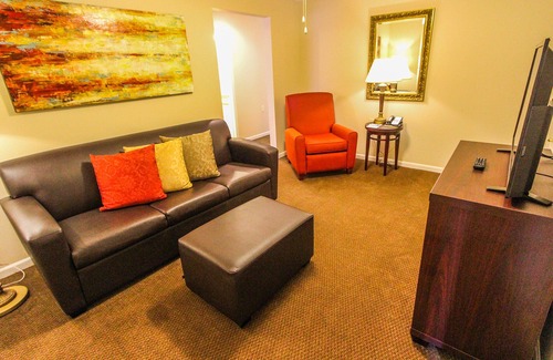 Branson Resort | One Queen B/R Suite adjacent Thousand Hills Golf near Theater Strip (center)