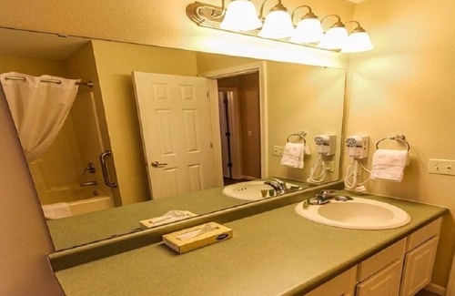 Branson Resort | One Queen B/R Suite adjacent Thousand Hills Golf near Theater Strip (center)