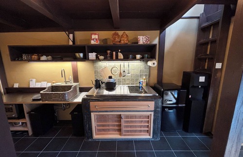 Obama Villa | One-room suite townhouse in an important traditional building preservation district with bedrock bath & open-air bath Please stay in the kitchen and projector.