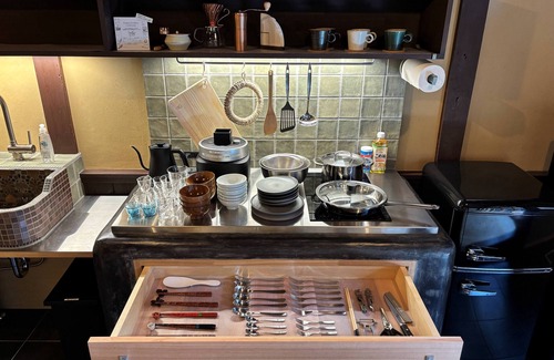 Obama Villa | One-room suite townhouse in an important traditional building preservation district with bedrock bath & open-air bath Please stay in the kitchen and projector.