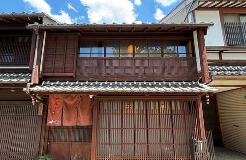 Obama Villa | One-room suite townhouse in an important traditional building preservation district with bedrock bath & open-air bath Please stay in the kitchen and projector.