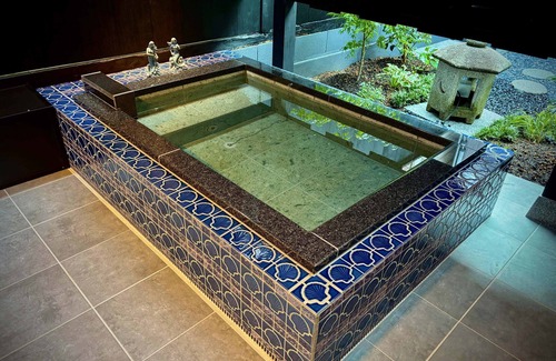 Obama Villa | One-room suite townhouse in an important traditional building preservation district with bedrock bath & open-air bath Please stay in the kitchen and projector.