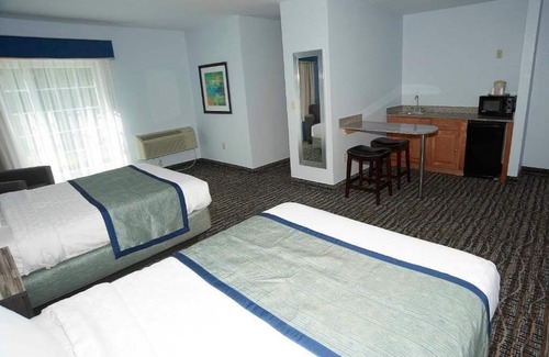 Sandwich House | One Room Suite With 2 Queen Beds at Sandwich Lodge & Resort