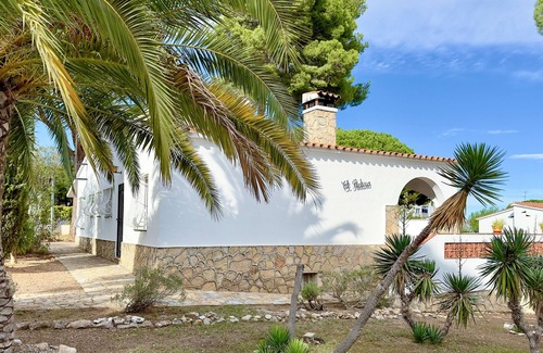 L'Escala House | One-story house with large plot, 600 meters from the beach.