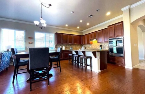 West Sacramento House | One Story, Pet & Family Friendly, Fireplace