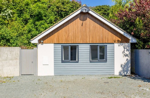 Newport Cottage | One Tennyson Bungalow - a bungalow that sleeps 4 guests in 2 bedrooms