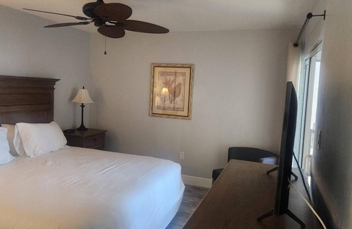 Vanderbilt Beach Condo | ONE WEEK IN PARADISEnOct. 18 - Oct 25, 2025nSTEPS TO THE BEACH
