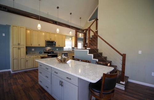 Cleveland House | Oneida Lake access close to The Turning Stone Casino and The Lakehouse