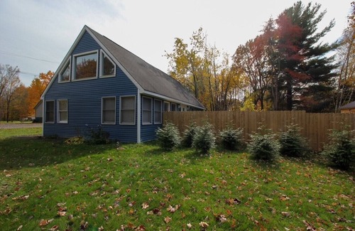 Cleveland House | Oneida Lake access close to The Turning Stone Casino and The Lakehouse