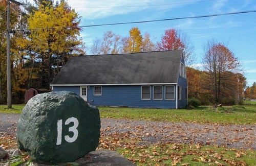 Cleveland House | Oneida Lake access close to The Turning Stone Casino and The Lakehouse