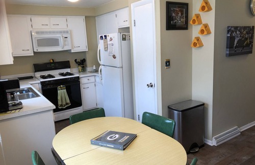 Green Bay Condo | Oneida St Duplex 5 min walk to Lambeau 7 beds 2 baths full kitchen laundry park