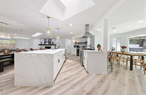 Carlsbad House | *OneMileToBeach*HotTub*BeachHome*