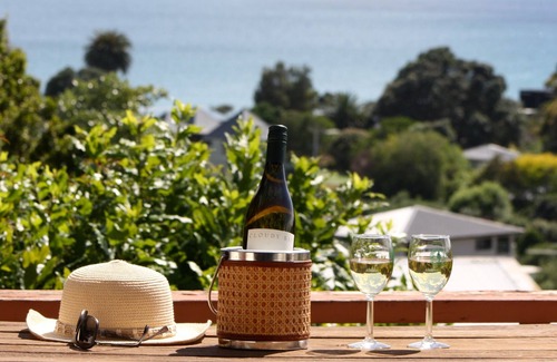 Onetangi Cottage | ONETANGI BAY VIEWS - ONETANGI HOLIDAY HOME, with a garden in Onetangi