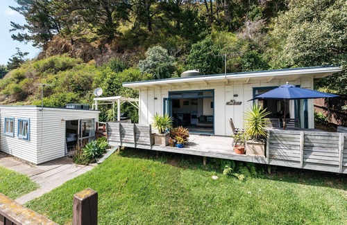 Onetangi House | ONETANGI WATERFRONT BACH | Coast & Country | WINTER DEAL - Stay for 3, Pay for 2