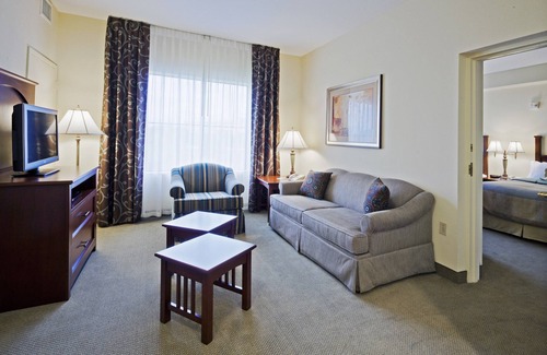 Airport North Condo | Only 1.5 Miles from Orlando International Airport + 24 Hour Fitness Center | 25 Minutes to Disney World