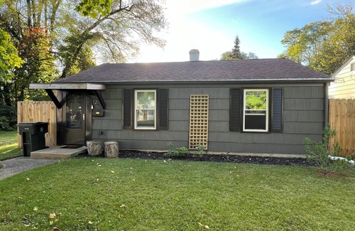 South Bend House | Only 1000/night & 2 miles from ND stadium. Pet Friendly!