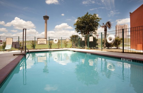 St. Paul Square Condo | Only 3 Blocks from Gonzalez Convention Center | Outdoor Pool + Roll-in Shower