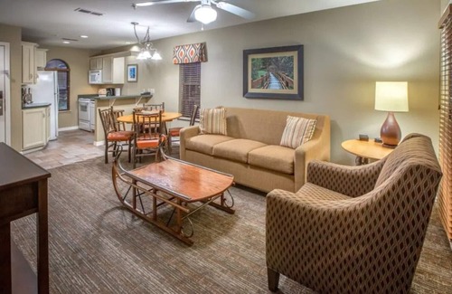 Branson Apartment | ONLY 4 MIN TO CON. CENTER + FREE PRK/WIFI/POOL