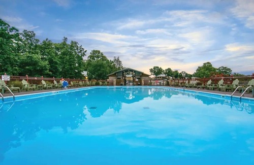 Branson Apartment | ONLY 4 MIN TO CON. CENTER + FREE PRK/WIFI/POOL