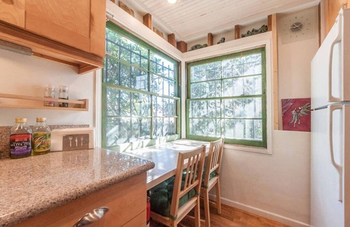 Venice Cottage | Only 6 blocks from the beach, come stay in bright & comfortable cottage!