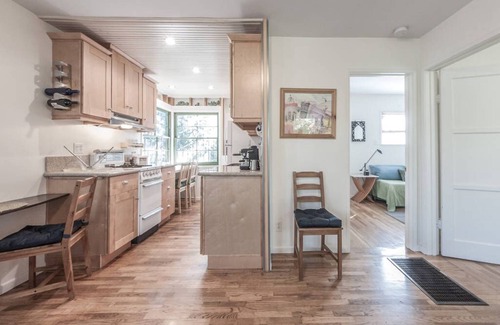 Venice Cottage | Only 6 blocks from the beach, come stay in bright & comfortable cottage!