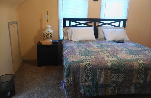 Detroit House | ONLY 6 MILES SOUTH of DOWNTOWN DETROIT!