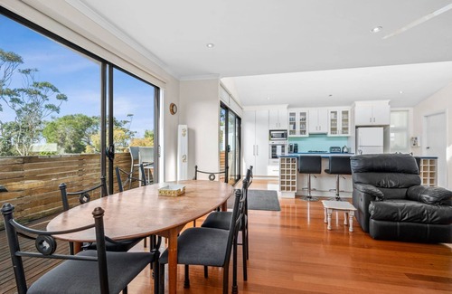 Torquay House | Only a short walk to Surf World Plaza shopping, Taylor Park and Fisherman's Beach