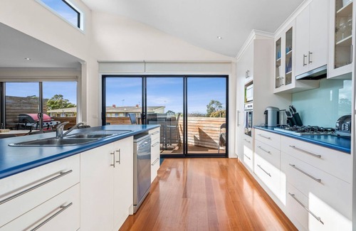 Torquay House | Only a short walk to Surf World Plaza shopping, Taylor Park and Fisherman's Beach
