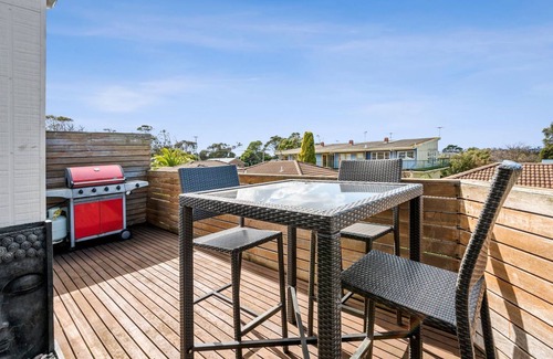 Torquay House | Only a short walk to Surf World Plaza shopping, Taylor Park and Fisherman's Beach