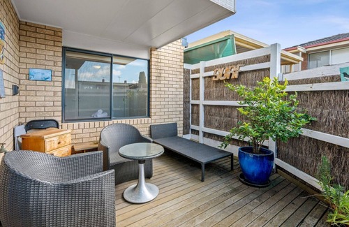 Torquay House | Only a short walk to Surf World Plaza shopping, Taylor Park and Fisherman's Beach