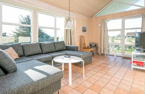 Rødhus House | Only five minutes walk from the beach, on a very large natural plot, lies this vacation home, which
