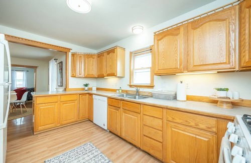 Des Moines House | Only minutes to all downtown entertainment districts.