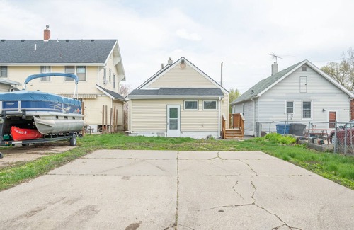 Des Moines House | Only minutes to all downtown entertainment districts.