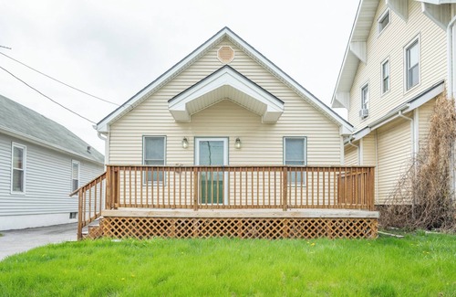Des Moines House | Only minutes to all downtown entertainment districts.