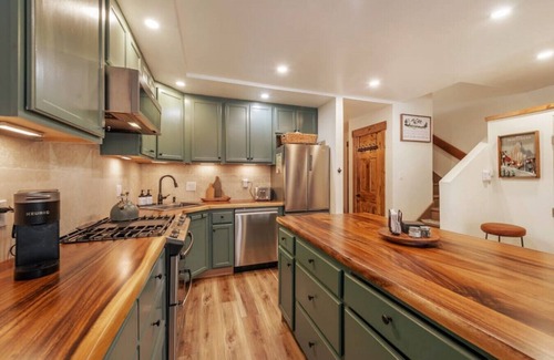 Truckee Apartment | Only Northstar Village adjoining ski-in/out condos