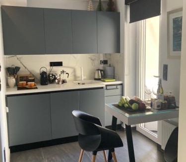 Vouliagmeni Apartment | Only2Suites