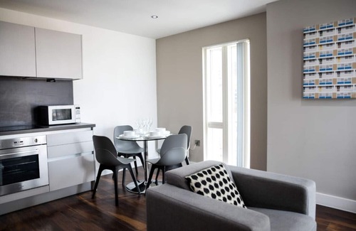 Manchester City Centre Apartment | OnPoint Apartments -Spacious 2 Bedroom Apt Parking and Balcony