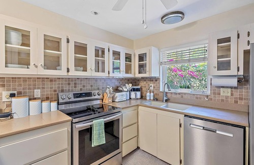 South Palm Park Neighborhood Association House | Onyon Oasis; Located in Lake Worth Beach Florida. Pet friendly!nnn