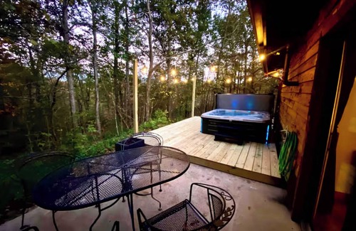 Harrison Cabin | Onyx Grove Cabin 2 bedrooms & HOT TUB!